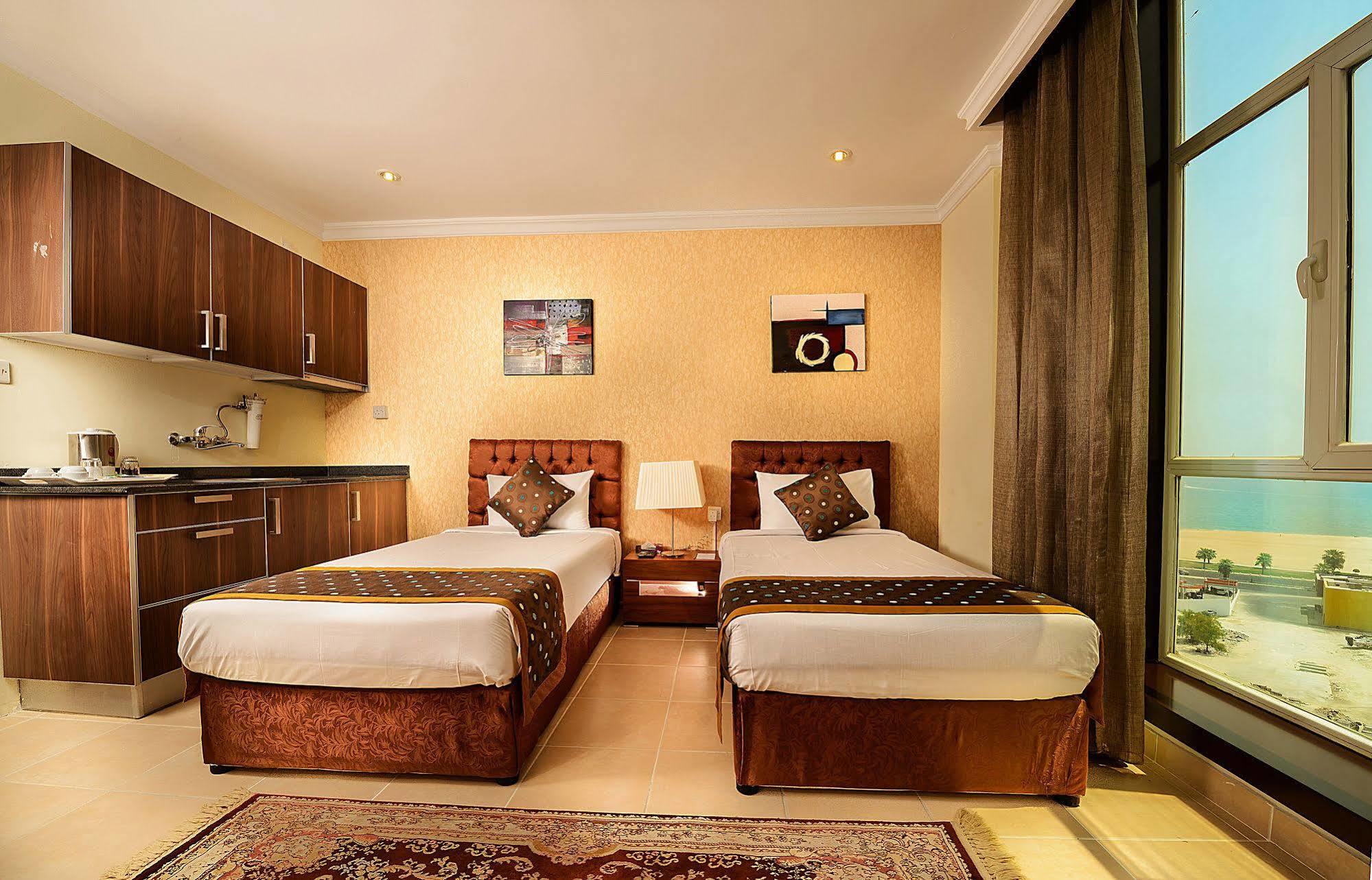 Bravo Royal Hotel Suites Кувейт Екстериор снимка