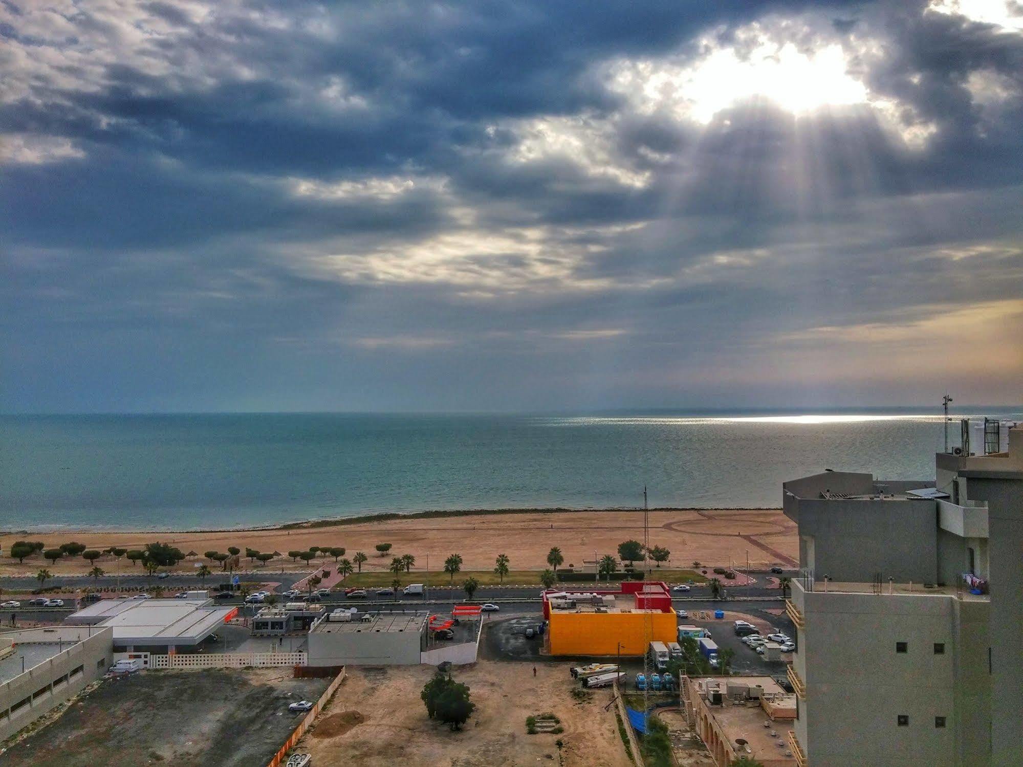Bravo Royal Hotel Suites Кувейт Екстериор снимка