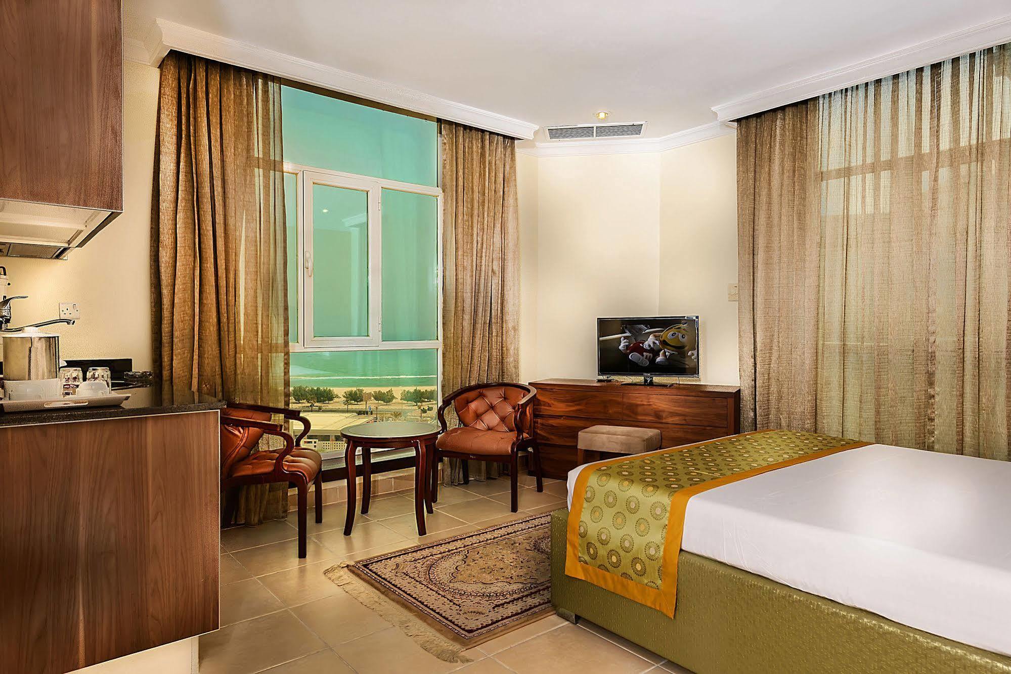 Bravo Royal Hotel Suites Кувейт Екстериор снимка